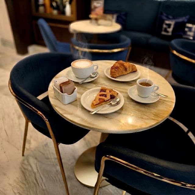 La colazione al Caffè Paradise a Pinetamare con espresso Toraldo e cornetti artigianali colazione caffè paradise